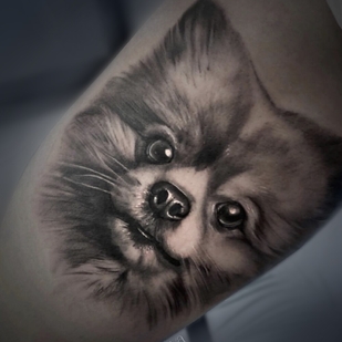 Homme Noir et Gris Réalisme tatouage #101909 | Artiste tatoueur Olga Tokareva