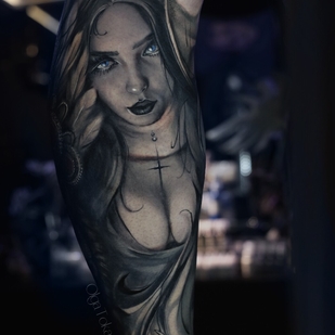 Homme Noir et Gris Portrait tatouage #101923 | Artiste tatoueur Olga Tokareva