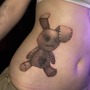 Femme Noir et Gris Micro-réalisme tatouage sur Ventre #93140 | Artiste tatoueur Evgeniy Taskaev