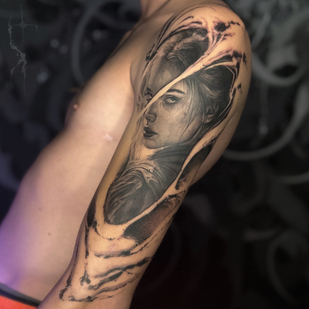 Homme Noir et Gris Style d'Auteur tatouage sur Épaule #93143 | Artiste tatoueur Evgeniy Taskaev