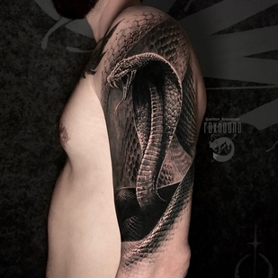 Homme Noir Réalisme tatouage sur Épaule #93940 | Artiste tatoueur Anton Krasnov