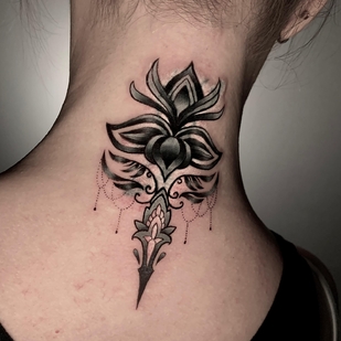 Femme Noir et Gris Ornemental tatouage sur Cou #93954 | Artiste tatoueur Anton Krasnov