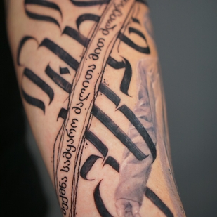 Homme Noir et Gris Calligraphie tatouage sur Avant-bras #94844 | Artiste tatoueur Nikita Presnyakov