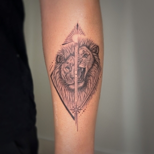 Homme Noir et Gris Micro-réalisme tatouage sur Avant-bras #94771 | Artiste tatoueur Miki Sheir