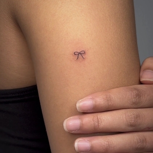 Femme Noir et Gris Minimalisme tatouage sur Épaule #94777 | Artiste tatoueur Miki Sheir