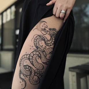 Femme Noir et Gris Style d'Auteur tatouage sur Cuisse #95056 | Artiste tatoueur Tonya | inkedwolfie