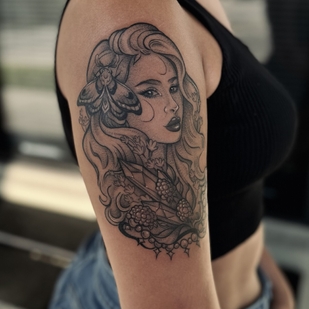 Femme Noir et Gris Style d'Auteur tatouage #95595 | Artiste tatoueur Tonya | inkedwolfie