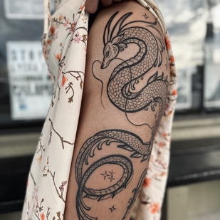 Femme Noir et Gris Style d'Auteur tatouage sur Cuisse #95597 | Artiste tatoueur Tonya | inkedwolfie