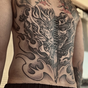 Homme Noir et Gris Whipshading tatouage sur Dos #95604 | Artiste tatoueur Tonya | inkedwolfie