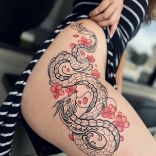 Femme Couleur Style d'Auteur tatouage sur Cuisse #95605 | Artiste tatoueur Tonya | inkedwolfie
