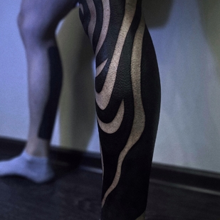 Homme Noir Blackwork tatouage sur Jambe #95984 | Artiste tatoueur Daria Duck