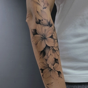 Femme Noir et Gris Fineline tatouage sur Avant-bras #96145 | Artiste tatoueur Smishko Leonid