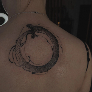 Femme Noir et Gris Graphique tatouage sur Dos #96847 | Artiste tatoueur Dariya Salmanova