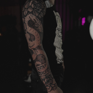 Homme Noir et Gris Graphique tatouage sur Manche #96855 | Artiste tatoueur Dariya Salmanova