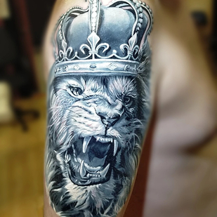 Homme Noir et Gris Réalisme tatouage sur Épaule #97863 | Artiste tatoueur Roman Krylov