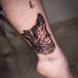 Femme Noir et Gris Réalisme tatouage sur Tibia #99047 | Artiste tatoueur Nikita Naymushin