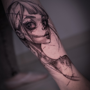 Femme Noir et Gris Portrait tatouage sur Tibia #99046 | Artiste tatoueur Nikita Naymushin