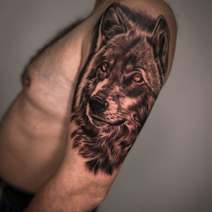 Homme Noir et Gris Réalisme tatouage sur Épaule #99050 | Artiste tatoueur Nikita Naymushin