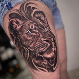 Femme Noir et Gris Réalisme tatouage sur Cuisse #99051 | Artiste tatoueur Nikita Naymushin