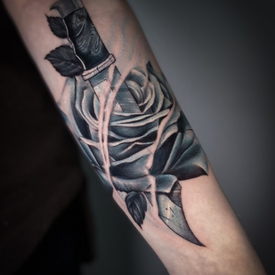 Femme Noir et Gris Réalisme tatouage #99068 | Artiste tatoueur Nikita Naymushin