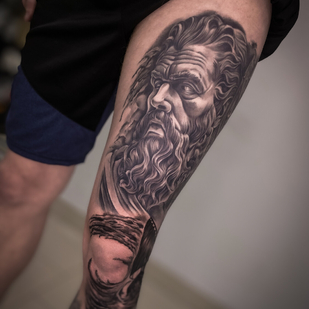 Homme Noir et Gris Réalisme tatouage sur Jambe #99070 | Artiste tatoueur Nikita Naymushin