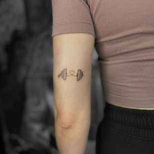 Femme Noir et Gris  tatouage sur Épaule #99318 | Artiste tatoueur Elena Voya