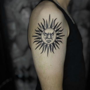 Homme Noir et Gris Whipshading tatouage sur Épaule #99320 | Artiste tatoueur Elena Voya