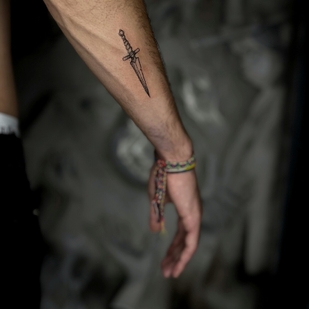 Homme Noir et Gris  tatouage sur Avant-bras #99334 | Artiste tatoueur Elena Voya