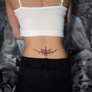 Femme Noir et Gris  tatouage sur Dos #99340 | Artiste tatoueur Elena Voya