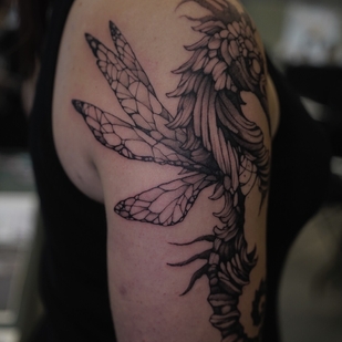 Femme Noir Blackwork tatouage sur Épaule #100200 | Artiste tatoueur Arturs Garoza