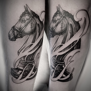 Homme Noir et Gris Style d'Auteur tatouage sur Avant-bras #101120 | Artiste tatoueur Mariya Rodchin