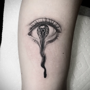 Femme Noir et Gris Surréalisme tatouage sur Avant-bras #101124 | Artiste tatoueur Mariya Rodchin