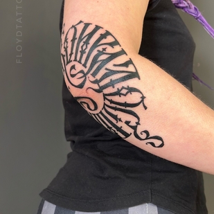 Femme Noir Lettrage tatouage #101250 | Artiste tatoueur Sergey Floid