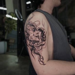 Homme Noir et Gris Surréalisme tatouage sur Épaule #101861 | Artiste tatoueur Roc Saint