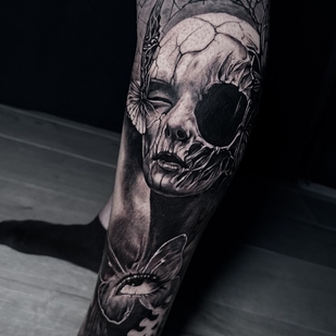 Homme Noir et Gris Horreur tatouage sur Tibia #102099 | Artiste tatoueur Anastasia Kiseleva