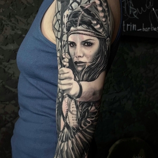 Femme Noir et Gris Réalisme tatouage sur Épaule #102639 | Artiste tatoueur Anastasia Kiseleva