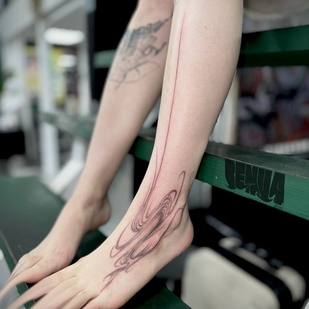 Femme Noir et Gris Style d'Auteur tatouage sur Pied #102281 | Artiste tatoueur BENUATATTOO