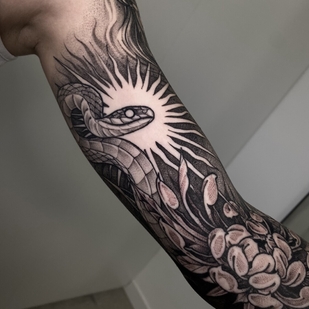 Femme Noir Blackwork tatouage #103240 | Artiste tatoueur Julian Moth