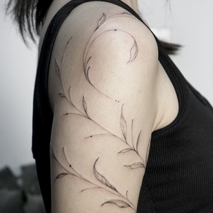 Femme Noir Freehand tatouage sur Épaule #103435 | Artiste tatoueur Valeriia Radchenko