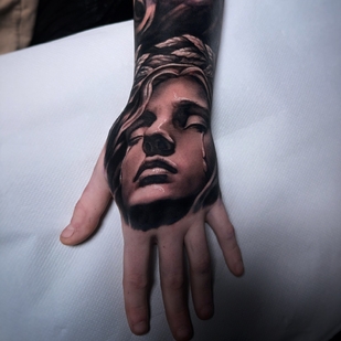 Homme Noir et Gris Réalisme tatouage #103850 | Artiste tatoueur Marin Yordanov - Yordanov Arts