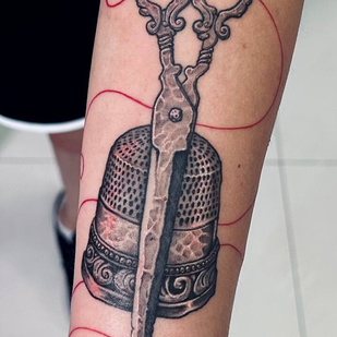 Femme Noir et Gris Graphique tatouage sur Avant-bras #103538 | Artiste tatoueur Roman Brumel