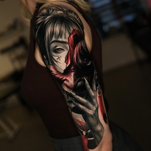 Femme Noir et Gris Réalisme tatouage sur Épaule #104389 | Artiste tatoueur Armash