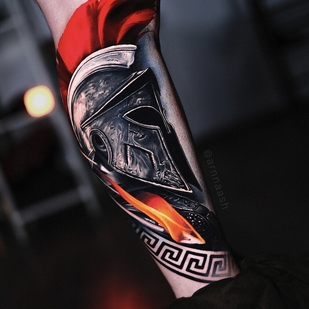 Homme Noir et Gris Réalisme tatouage sur Tibia #104398 | Artiste tatoueur Armash