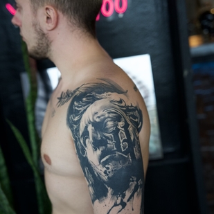 Homme Noir et Gris Réalisme tatouage sur Épaule #104532 | Artiste tatoueur Molli Svoboda