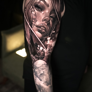 Homme Noir et Gris Réalisme tatouage sur Épaule #94930 | Artiste tatoueur Kirill Matusevich