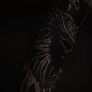 Homme Noir et Gris Whipshading tatouage #102871 | Artiste tatoueur Anastasia Foga