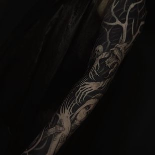 Homme Noir et Gris Graphique tatouage sur Manche #102872 | Artiste tatoueur Anastasia Foga