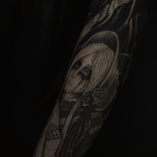 Homme Noir et Gris  tatouage sur Manche #102874 | Artiste tatoueur Anastasia Foga