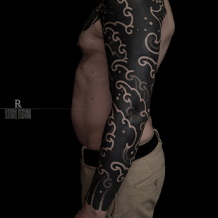 Homme Noir  tatouage sur Manche #94085 | Artiste tatoueur ROMAN MIGURA