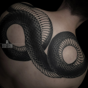Homme Noir Style d'Auteur tatouage sur Dos #94099 | Artiste tatoueur ROMAN MIGURA
